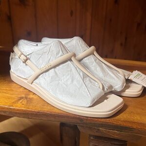 CROCS size 9 NWT NEWWomen's Beige Sandals Miami thing flip flop
